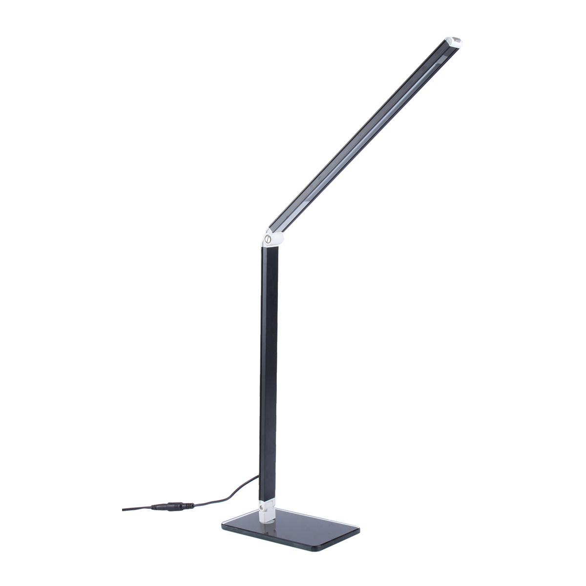 Eine schwarz-silberne Schreibtischlampe steht auf weißem Hintergrund. Sie hat einen rechteckigen Sockel und einen langen, dünnen Arm.