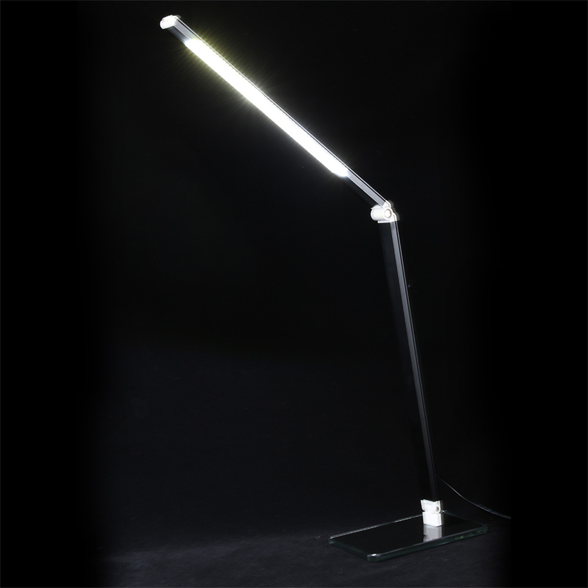 Eine moderne Schreibtischlampe mit einer weißen, leuchtenden LED-Lichtquelle.