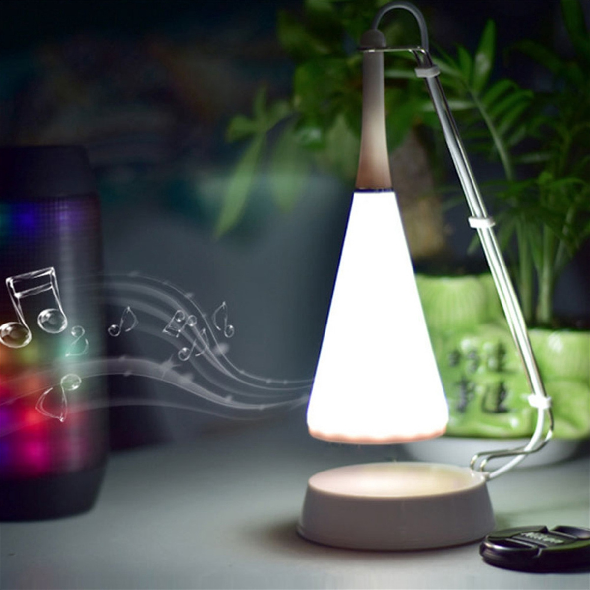 Eine Lampe mit einem Lautsprecher und Musiksymbolen. Es steht auf einem Tisch und neben einem anderen Lautsprecher.