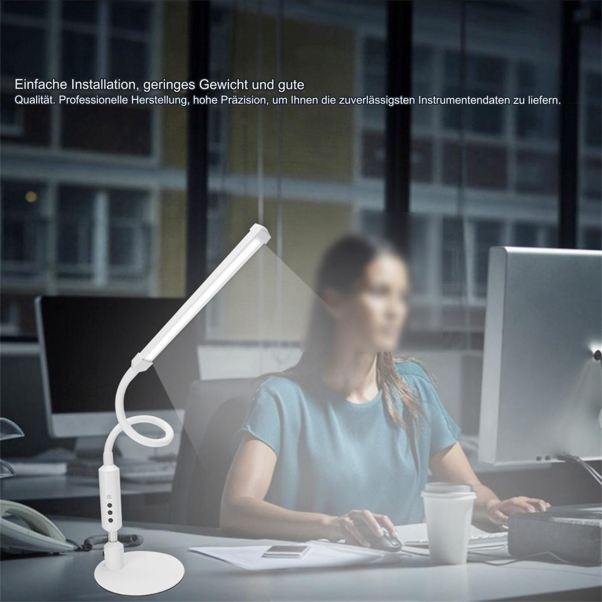 Eine weiße Schreibtischlampe mit flexiblem Hals und eine Person im Hintergrund, die arbeitet.
