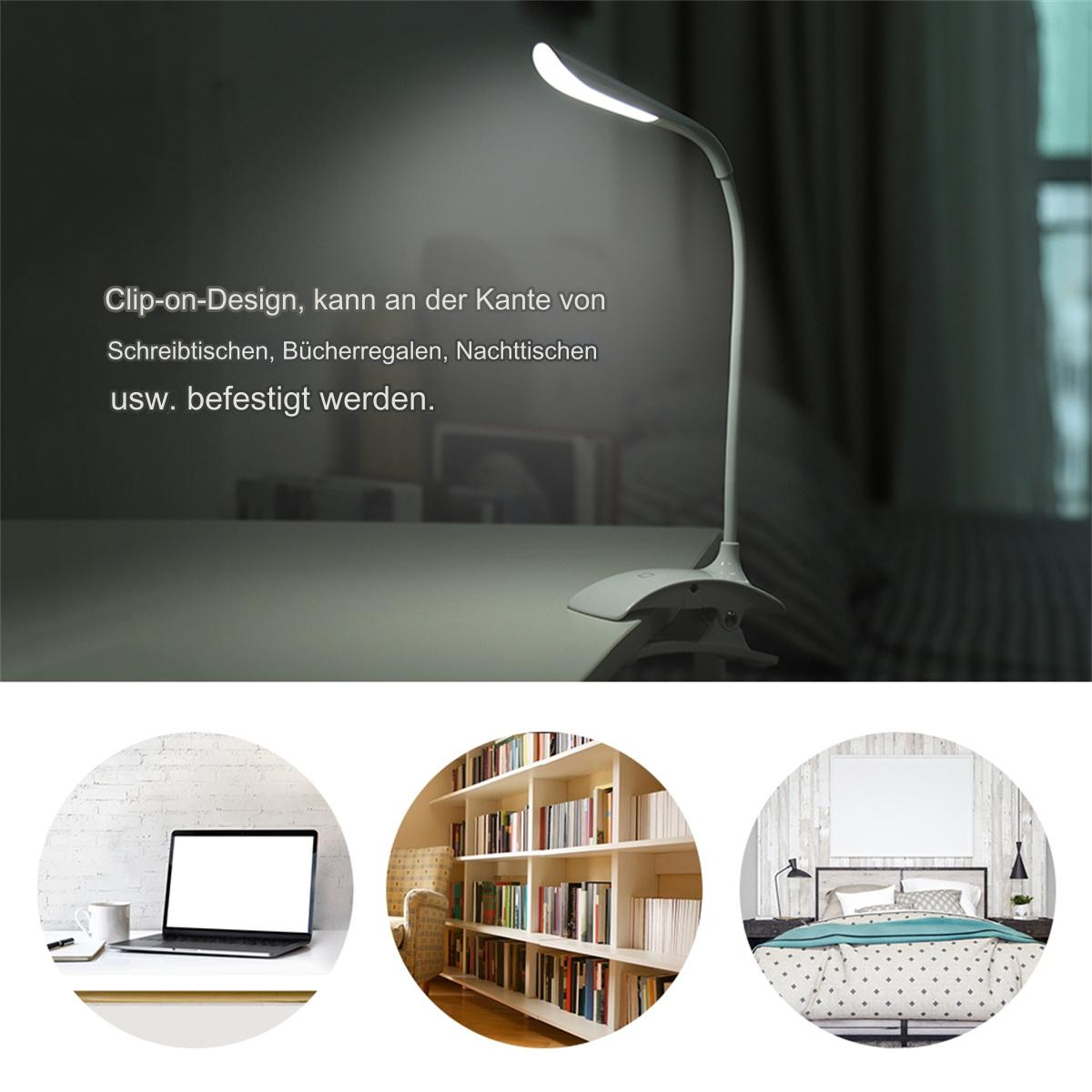 Eine weiße Clip-On-Schreibtischlampe mit gebogenem Hals. Auf einem Schreibtisch mit Laptop.
