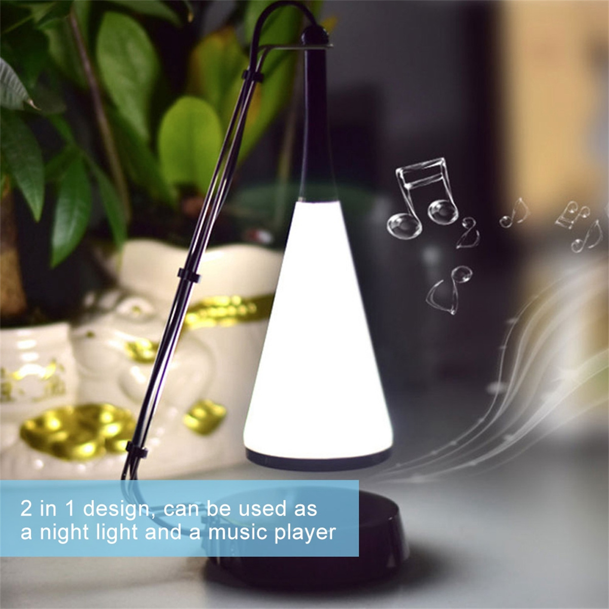 Ein Nachtlicht mit Noten und einer kegelförmigen Lampe, mit dem Sockel auf einem Tisch.