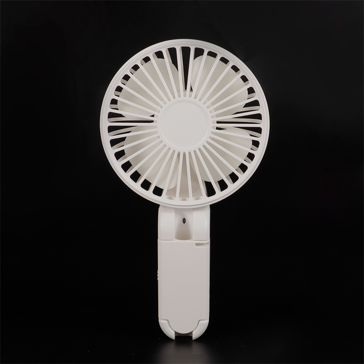 Weißer tragbarer Ventilator mit Griff. Es hat Flügel und einen schwarzen Hintergrund.