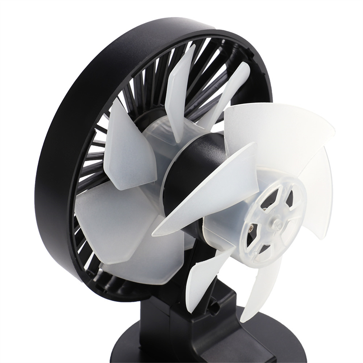 Ein schwarzer Ventilator mit weißen Flügeln. Der Ventilator ist auf den Betrachter gerichtet. Der Hintergrund ist schwarz.