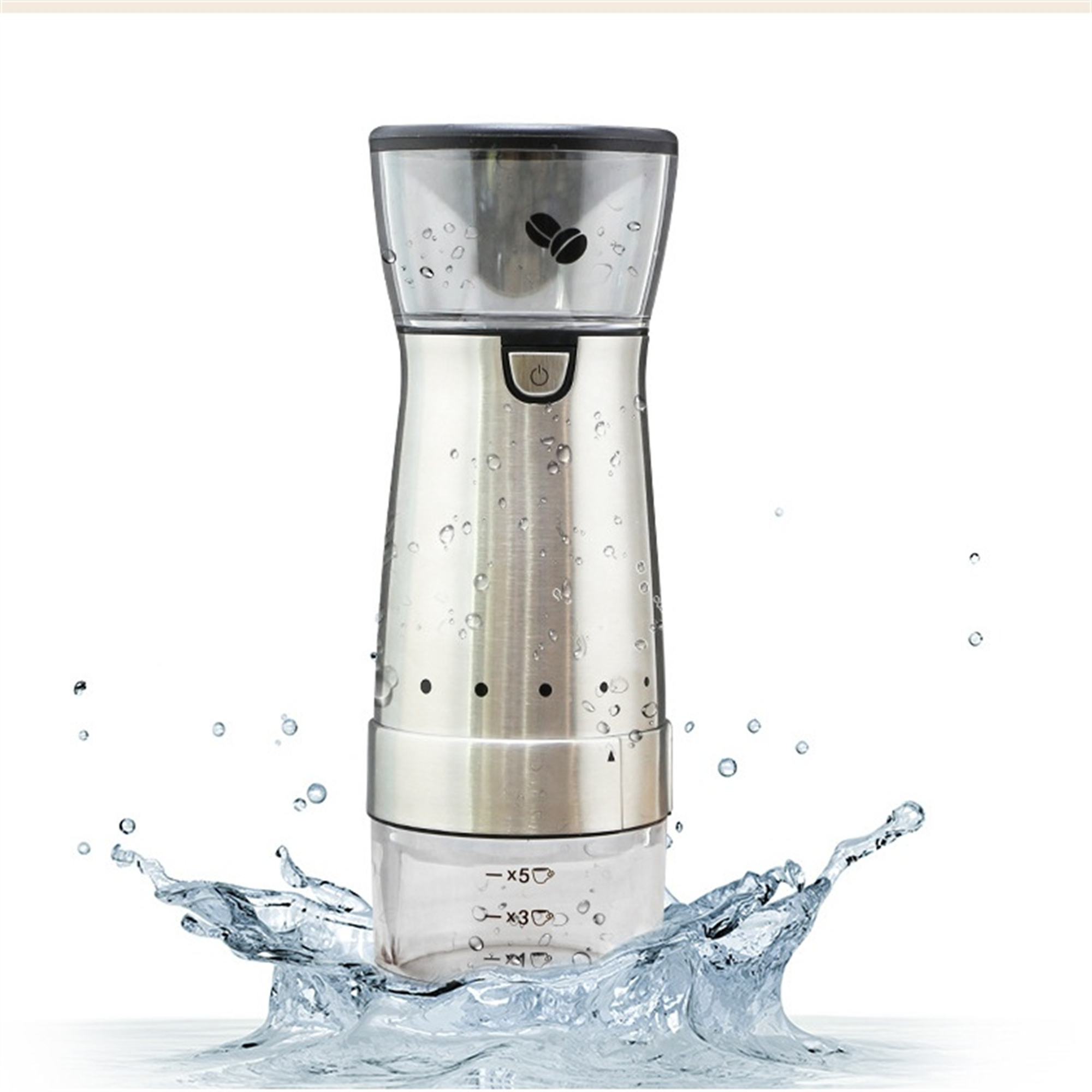 Kaffeemühle aus Edelstahl, mit aufspritzendem Wasser. Weißer Hintergrund.