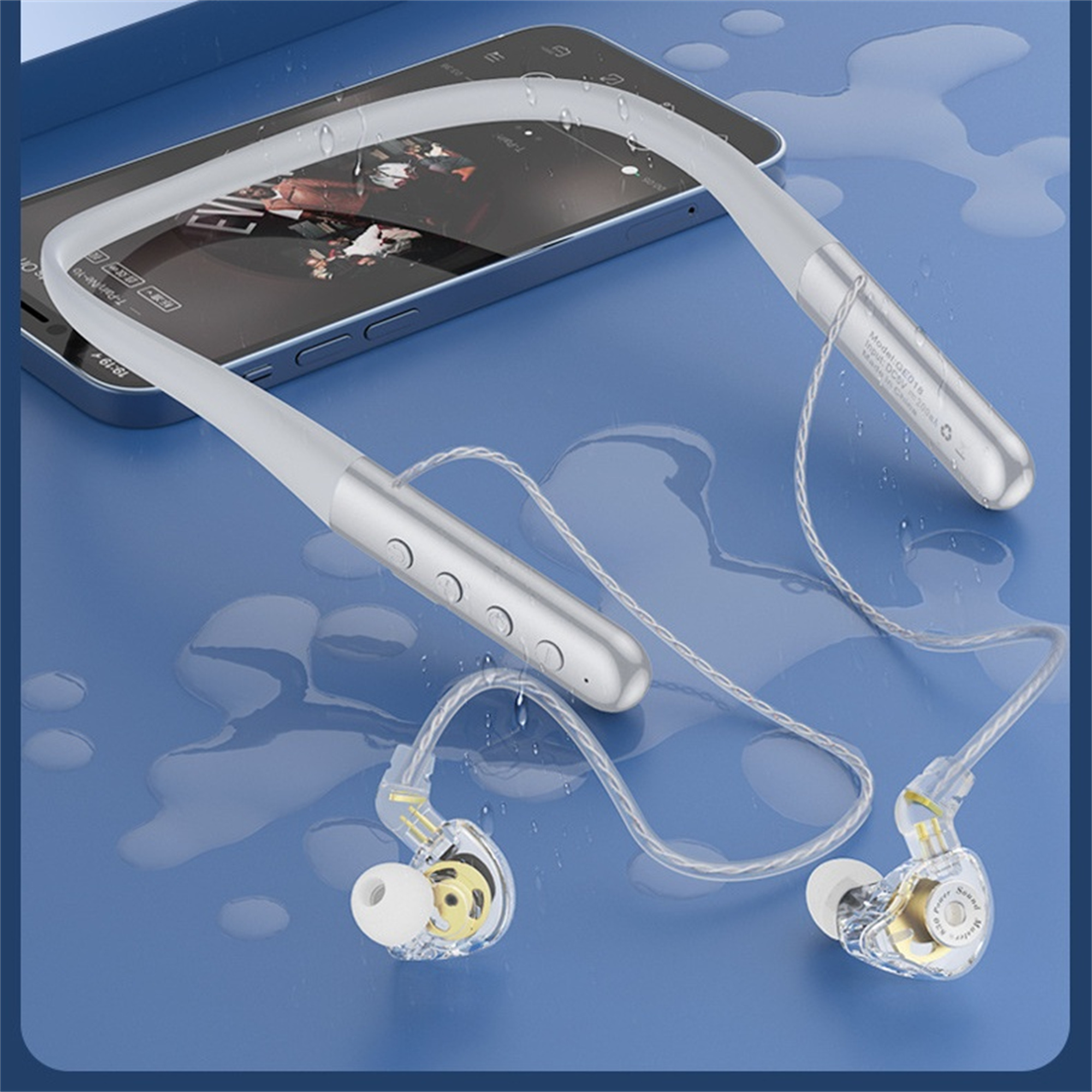 Ohrhörer mit Nackenband auf blauer Oberfläche mit Wassertropfen und Telefon.