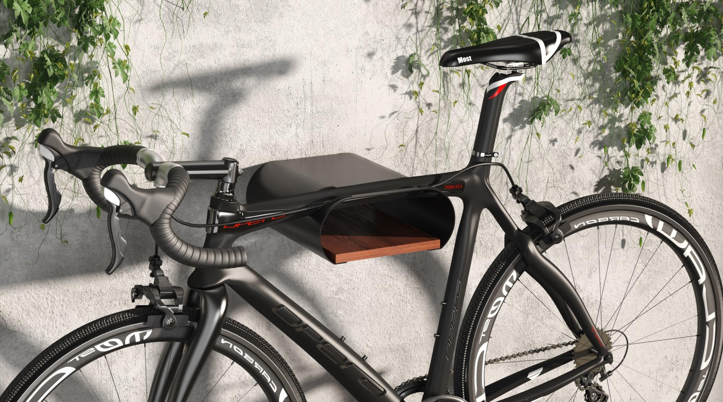 Een zwarte en rode racefiets aan een muur met een houten plank, groen eromheen.