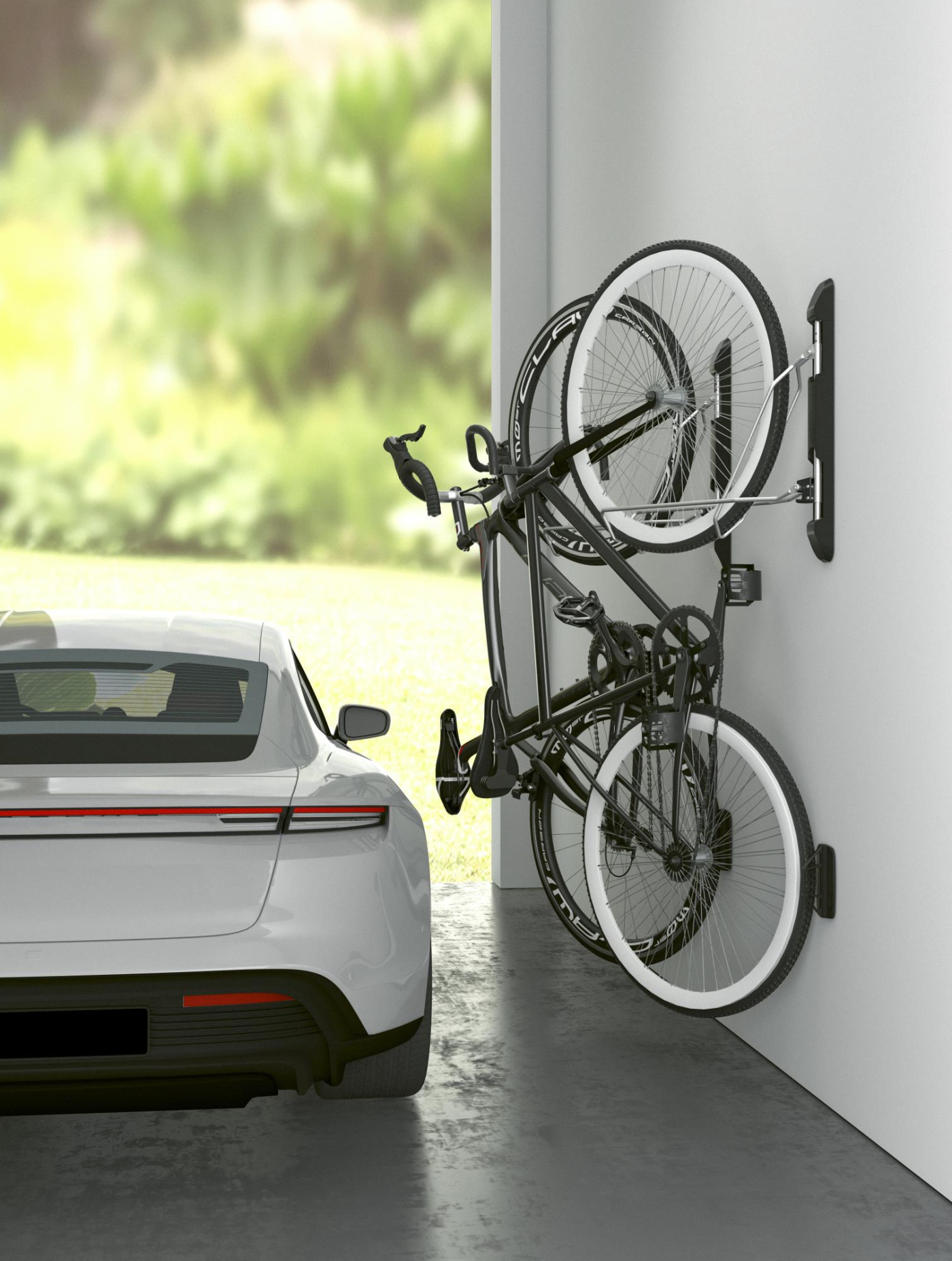 Een witte auto naast een garage met een fietsenrek met twee fietsen.