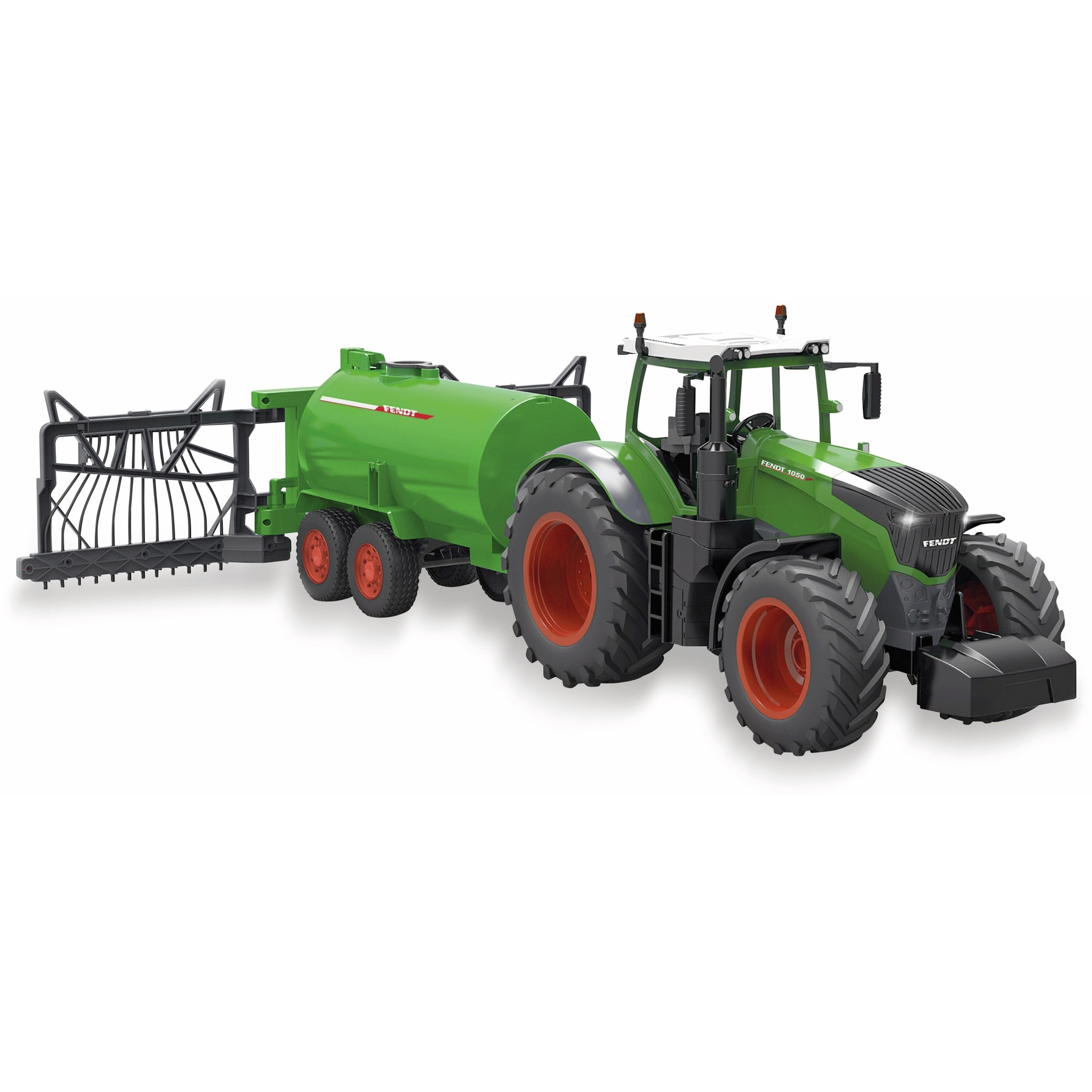 Ein grüner Traktor mit einem angeschlossenen grünen Tankanhänger und einem schwarzen Anbaugerät im Hintergrund.