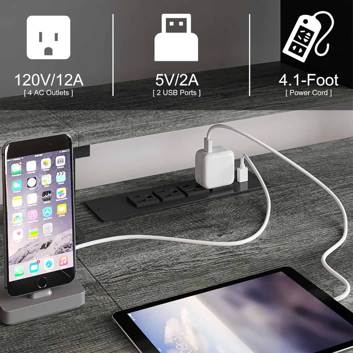 Ein Schreibtisch mit Telefon, Tablet und Steckdosenleiste. Die Steckdosenleiste hat Steckdosen und USB-Anschlüsse.