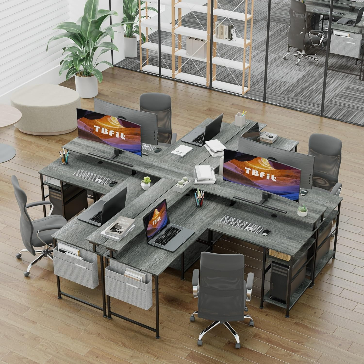 Ein modernes Büro mit mehreren Computertischen, Monitoren und Stühlen.