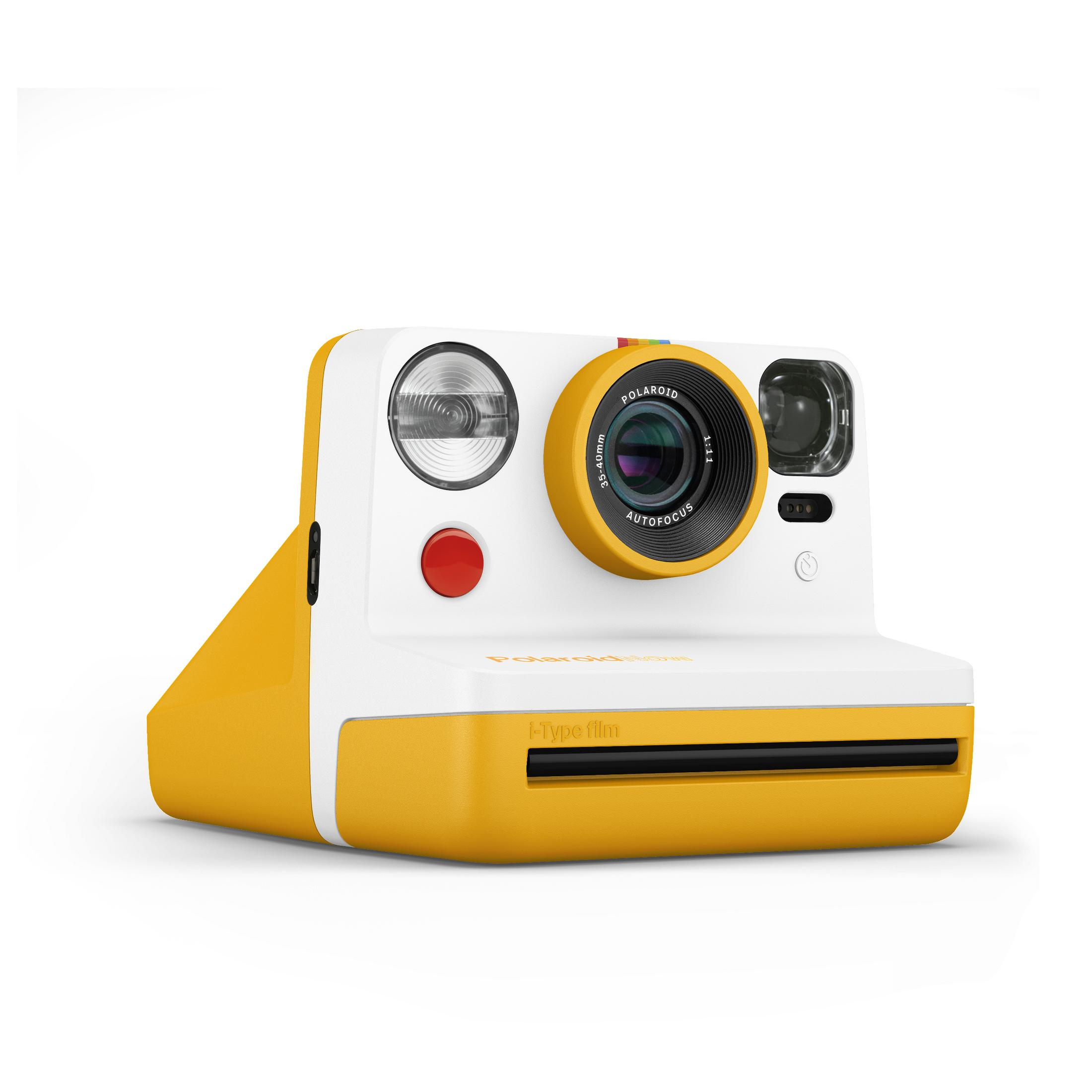 Una fotocamera Polaroid gialla e bianca su sfondo bianco.