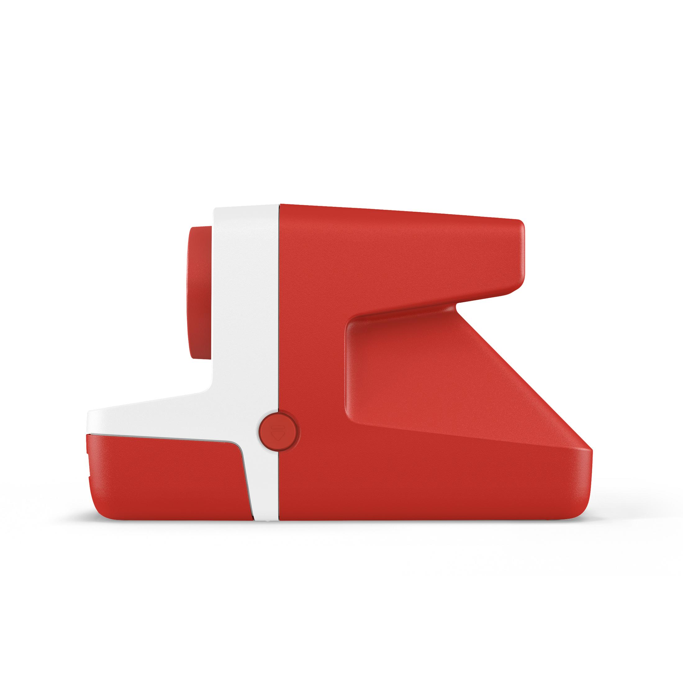 Czerwono-biały aparat polaroid jest pokazany z boku. To klasyczny design aparatu natychmiastowego.