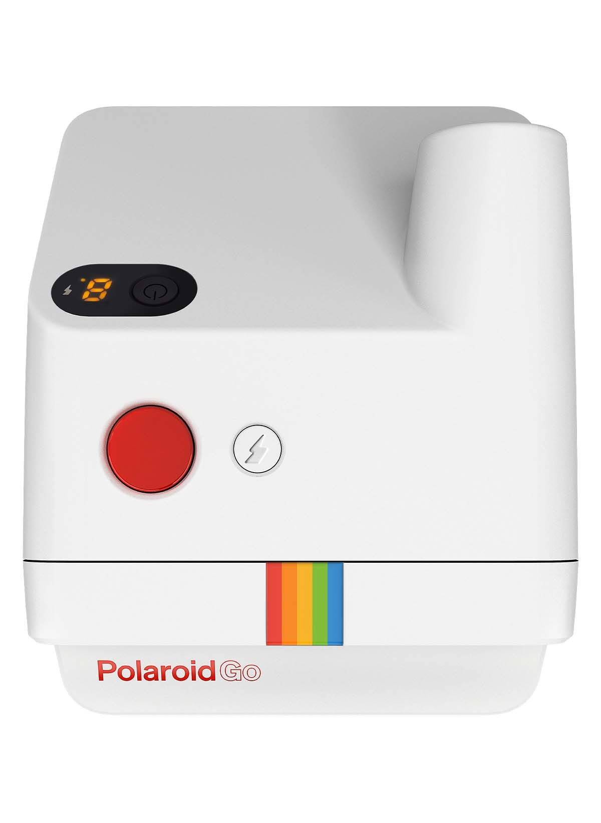 Biały aparat Polaroid Go z czerwonym przyciskiem i tęczowym paskiem. Białe tło.