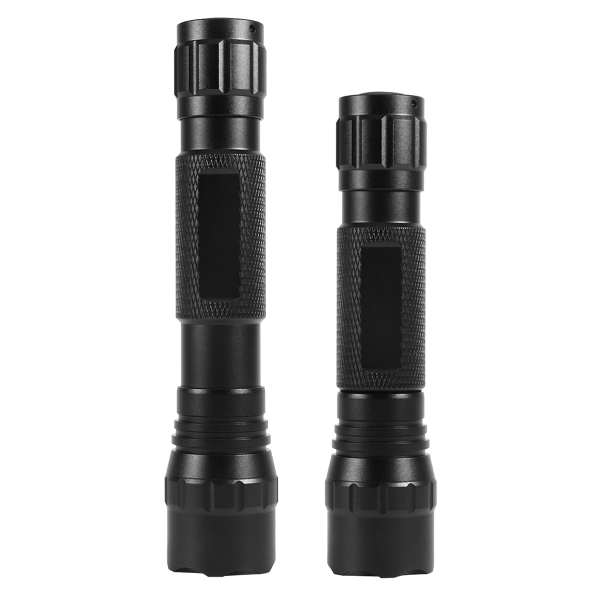 Zwei schwarze Taschenlampen. Eine ist kürzer. Beide haben strukturierte Griffe. Beide haben eine schwarze Oberfläche.
