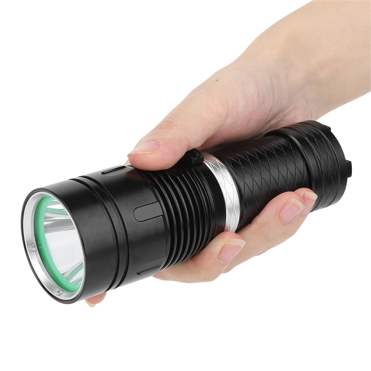 Hand, die eine schwarze Taschenlampe hält. Die Taschenlampe hat einen zylindrischen Körper und eine helle Linse.