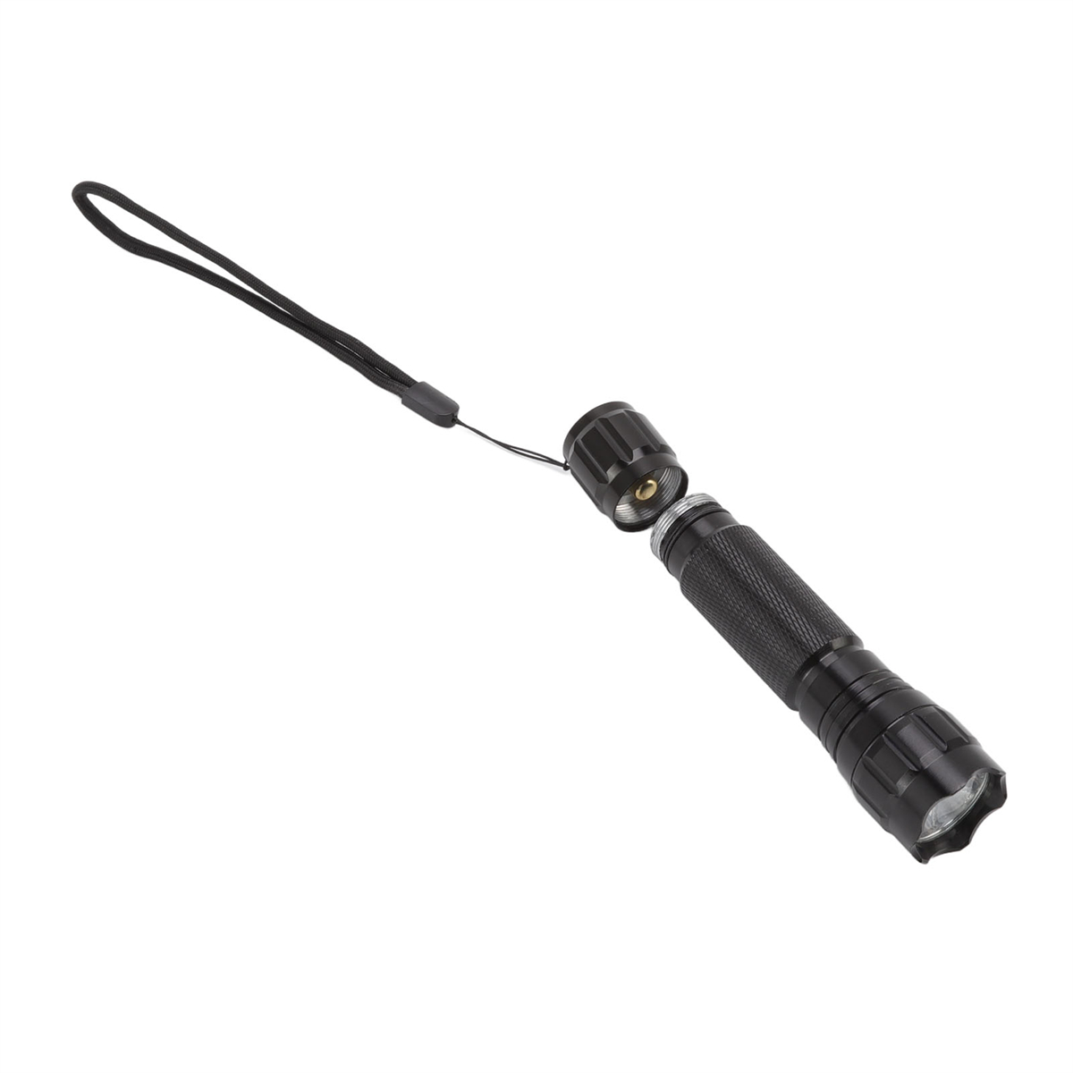 Eine schwarze Taschenlampe mit einem schwarzen Riemen. Die Taschenlampe ist teilweise auseinandergenommen. Weißer Hintergrund.