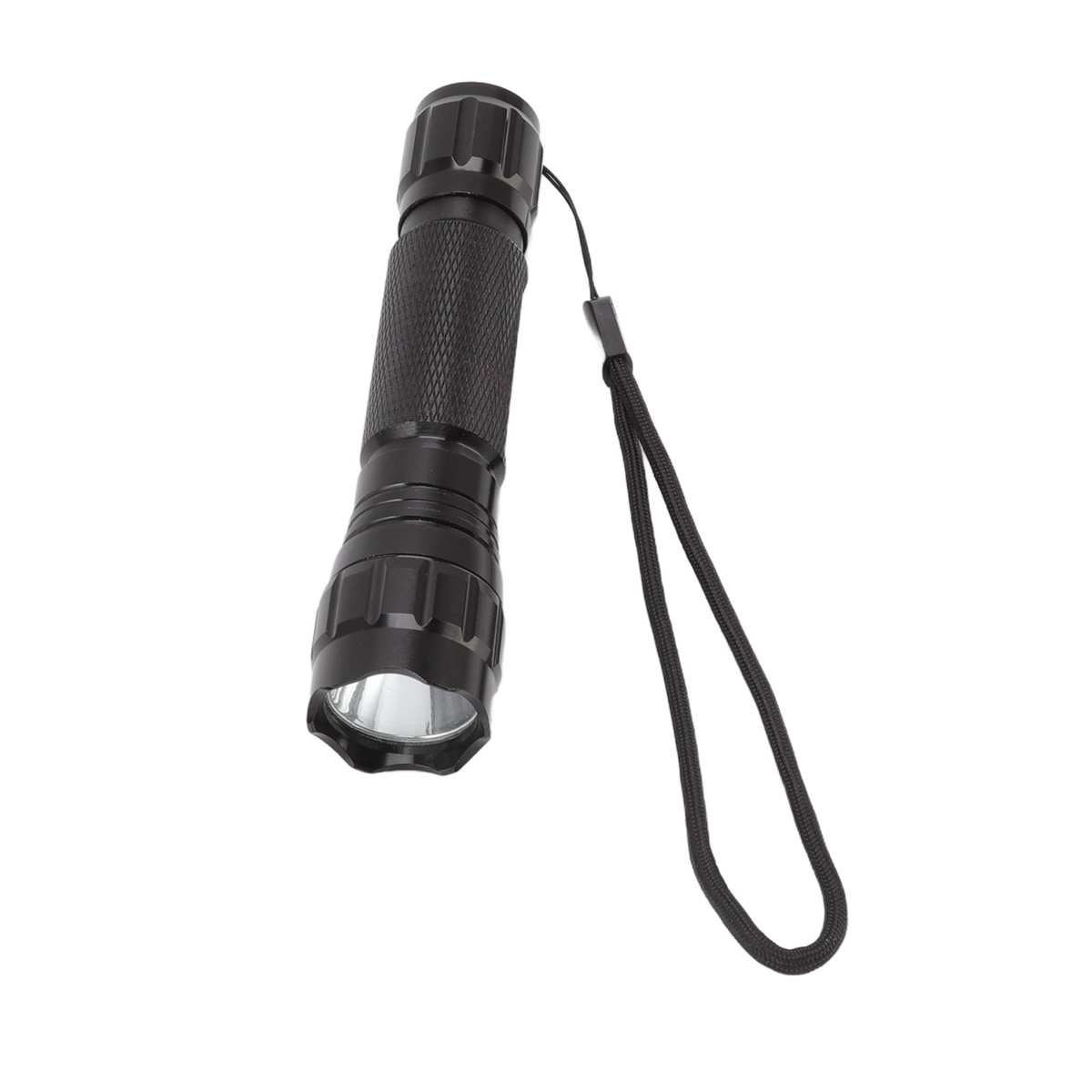 Schwarze Taschenlampe mit schwarzem Lanyard. Die Taschenlampe ist zylindrisch und hat eine strukturierte Oberfläche.