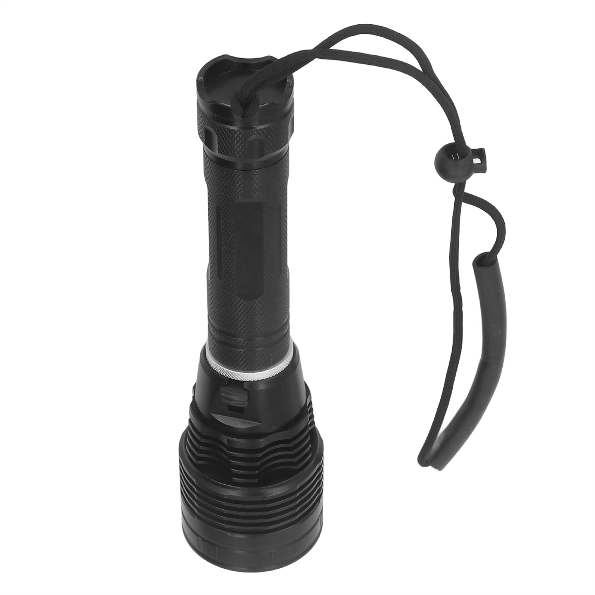 Eine schwarze Taschenlampe mit schwarzem Riemen. Sie befindet sich auf weißem Hintergrund. Die Taschenlampe ist beleuchtet.
