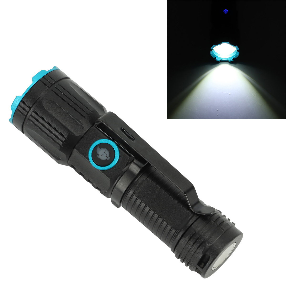 Schwarze und blaue Taschenlampe. Der Lichtstrahl scheint in einer dunklen Umgebung.