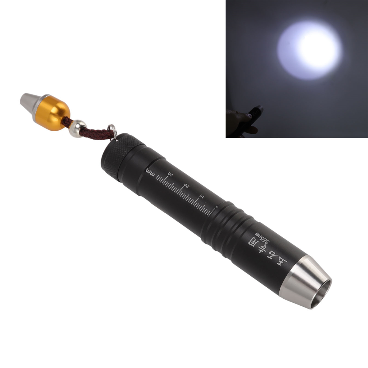 Schwarze Taschenlampe mit silbernem Kopf. Lichtstrahl in einem Kreis gezeigt.
