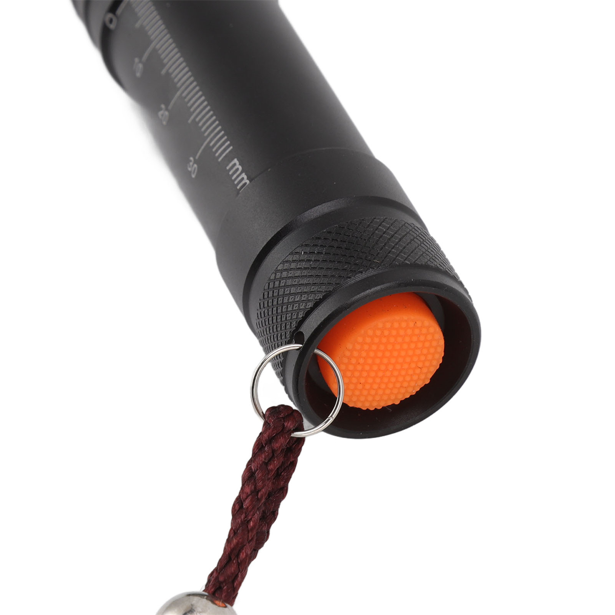 Eine schwarze Metall-Taschenlampe mit einem orangefarbenen Knopf am Ende und einem Lanyard daran befestigt.
