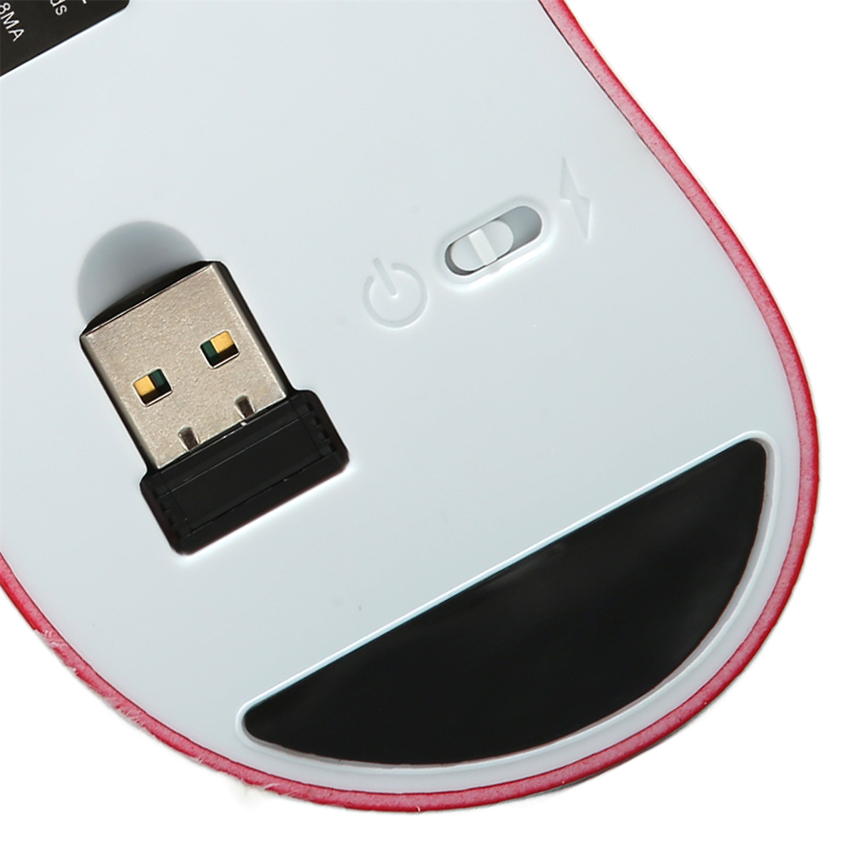 Die Unterseite einer weißen Maus. Sie hat einen USB-Empfänger und einen Netzschalter.