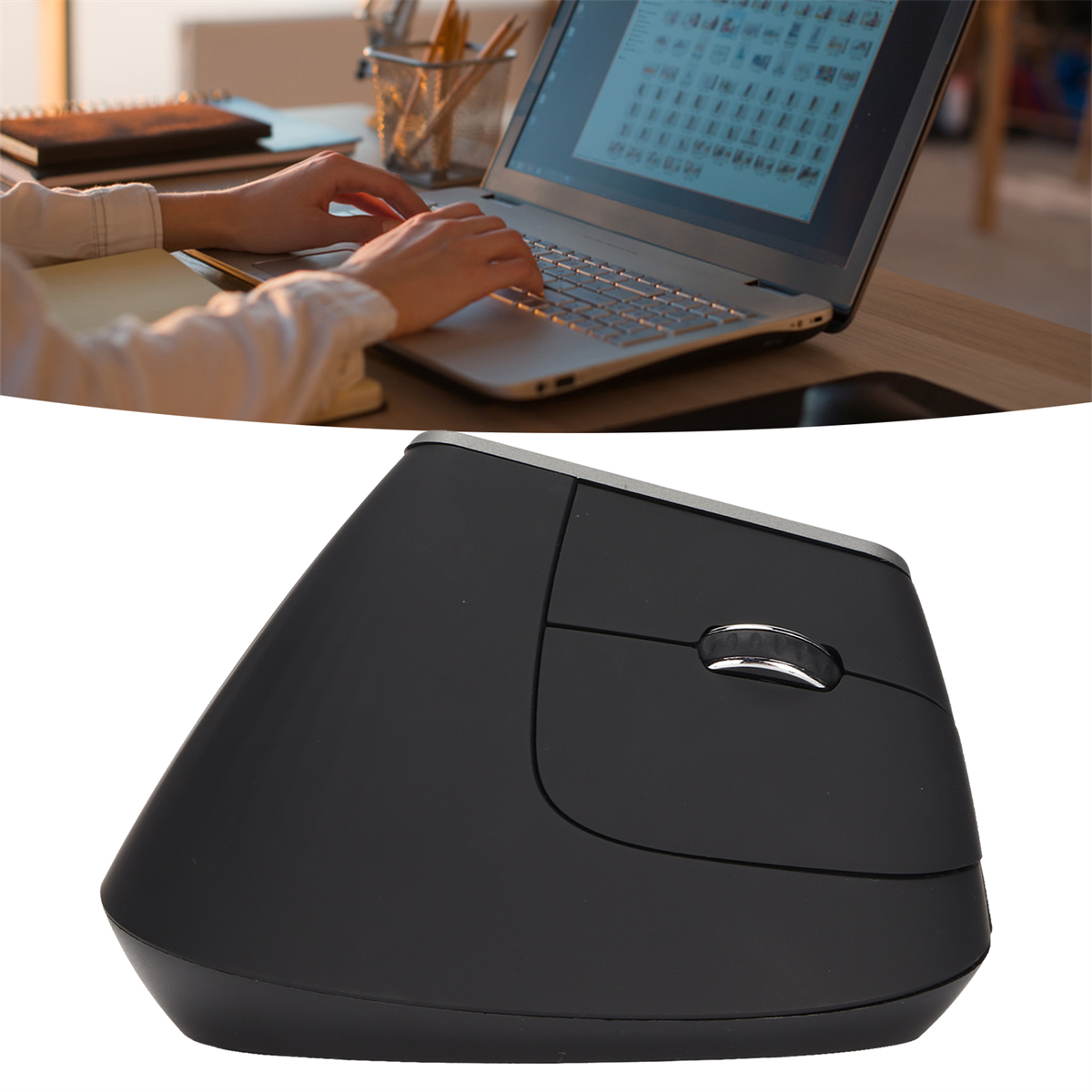 Hände tippen auf einem Laptop, und eine schwarze vertikale Maus. Sie befinden sich auf einem Holztisch.