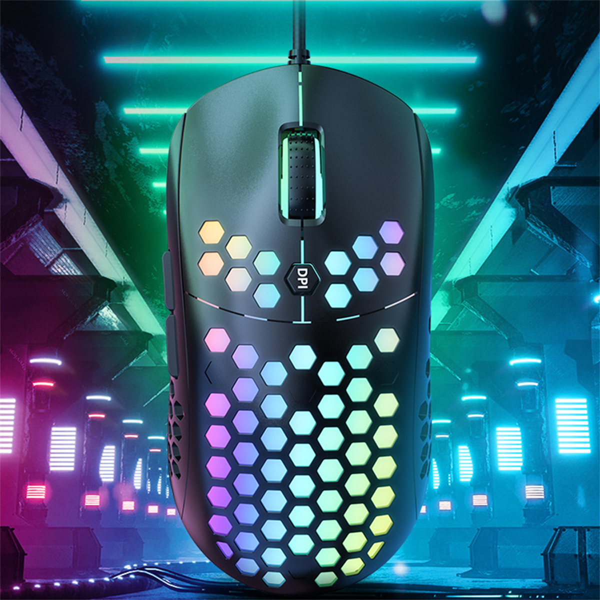 Schwarze Gaming-Maus mit farbenfrohem Wabenmuster und DPI-Taste. Ein futuristisches Design in Neon-Umgebung.