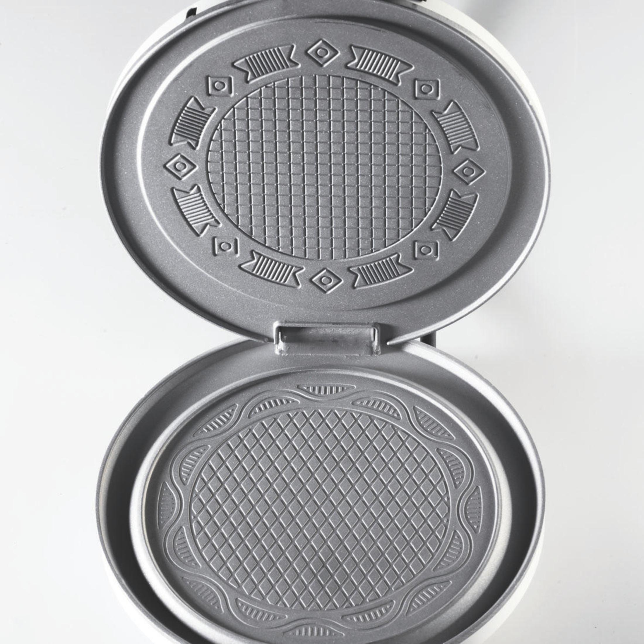 Gofrownica otwarta, pokazująca wewnętrzne płyty do gotowania ze wzorami.