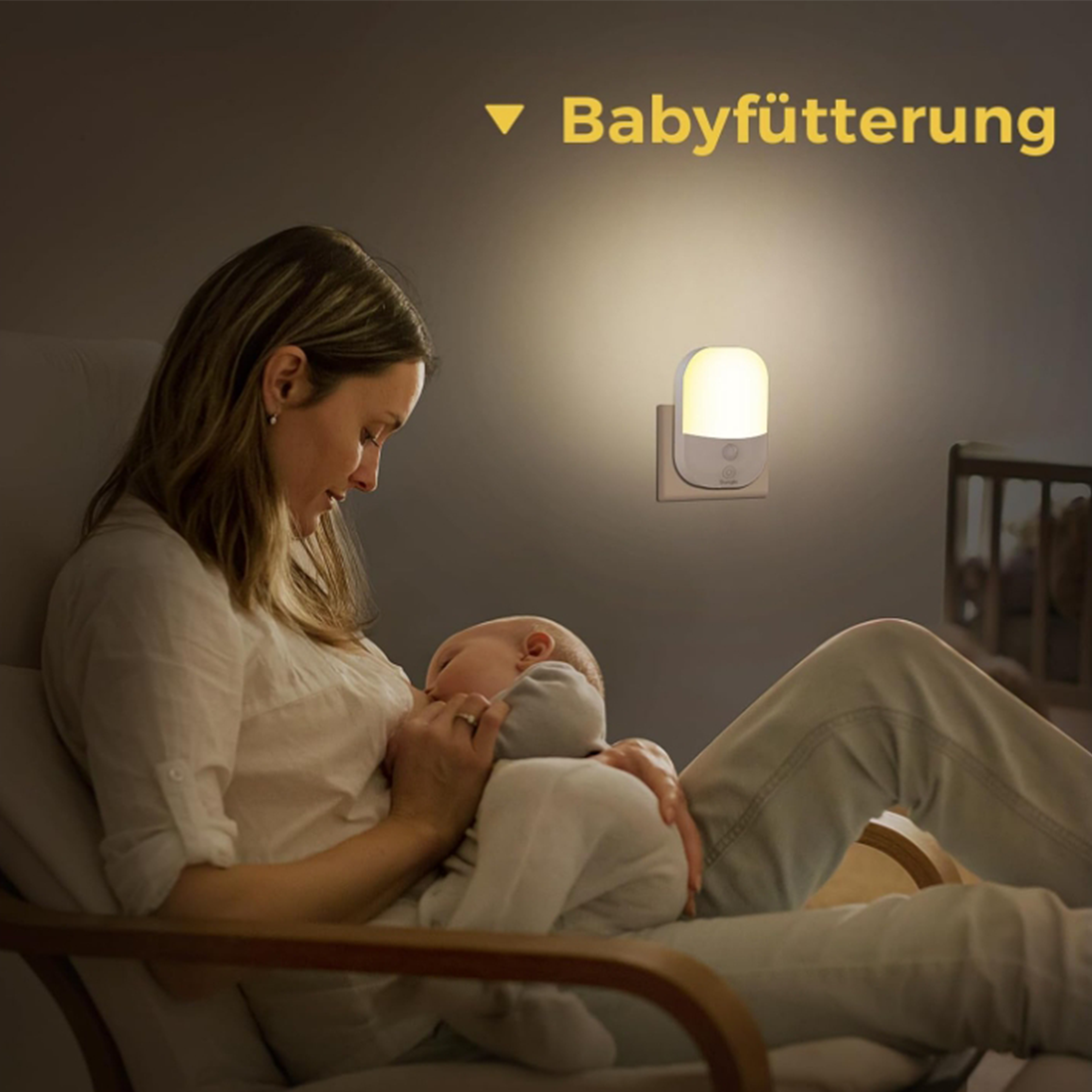 Frau stillt ein Baby bei Nacht. Ein schwaches Nachtlicht ist im Hintergrund an.