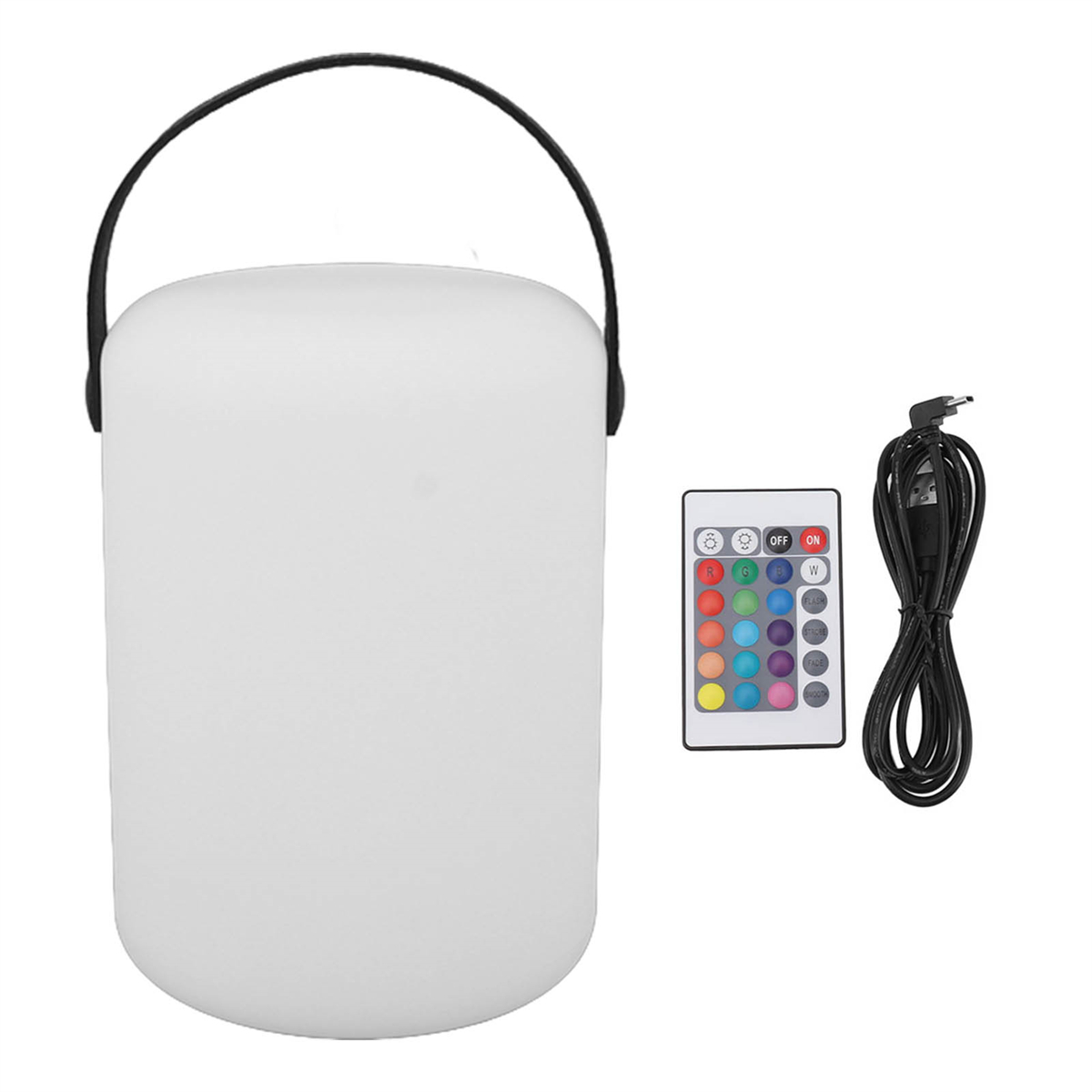 Eine weiße Laterne mit Griff, eine Fernbedienung und ein schwarzes USB-Kabel liegen auf einer weißen Oberfläche.