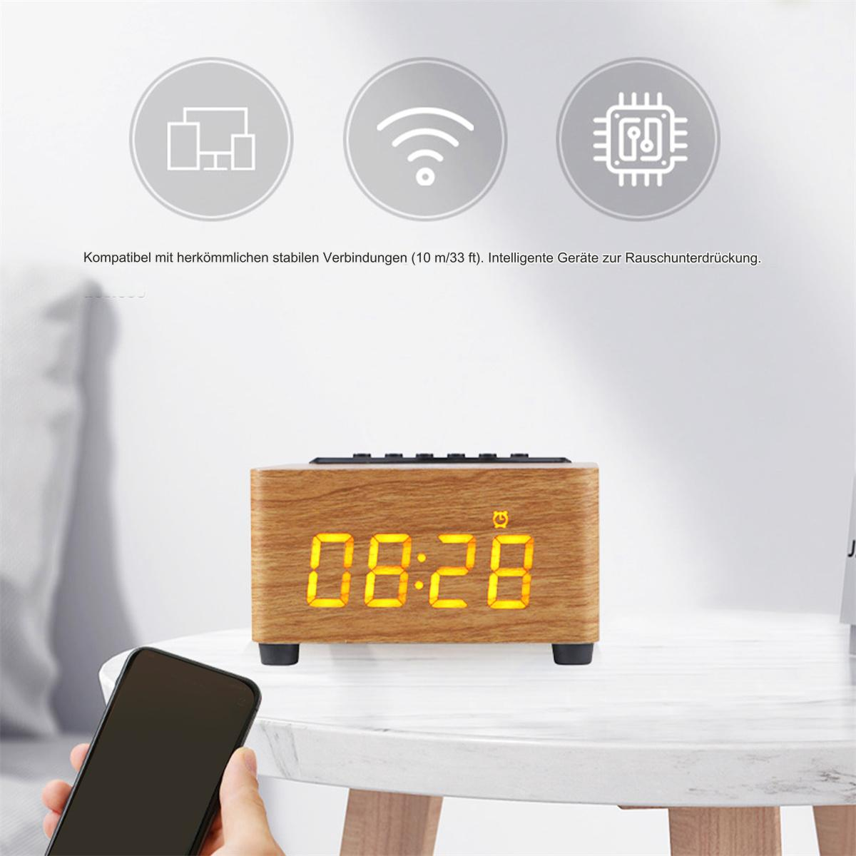 Holzuhr mit Digitalanzeige, drei Symbolen und Smartphone werden auf einem Tisch gezeigt.
