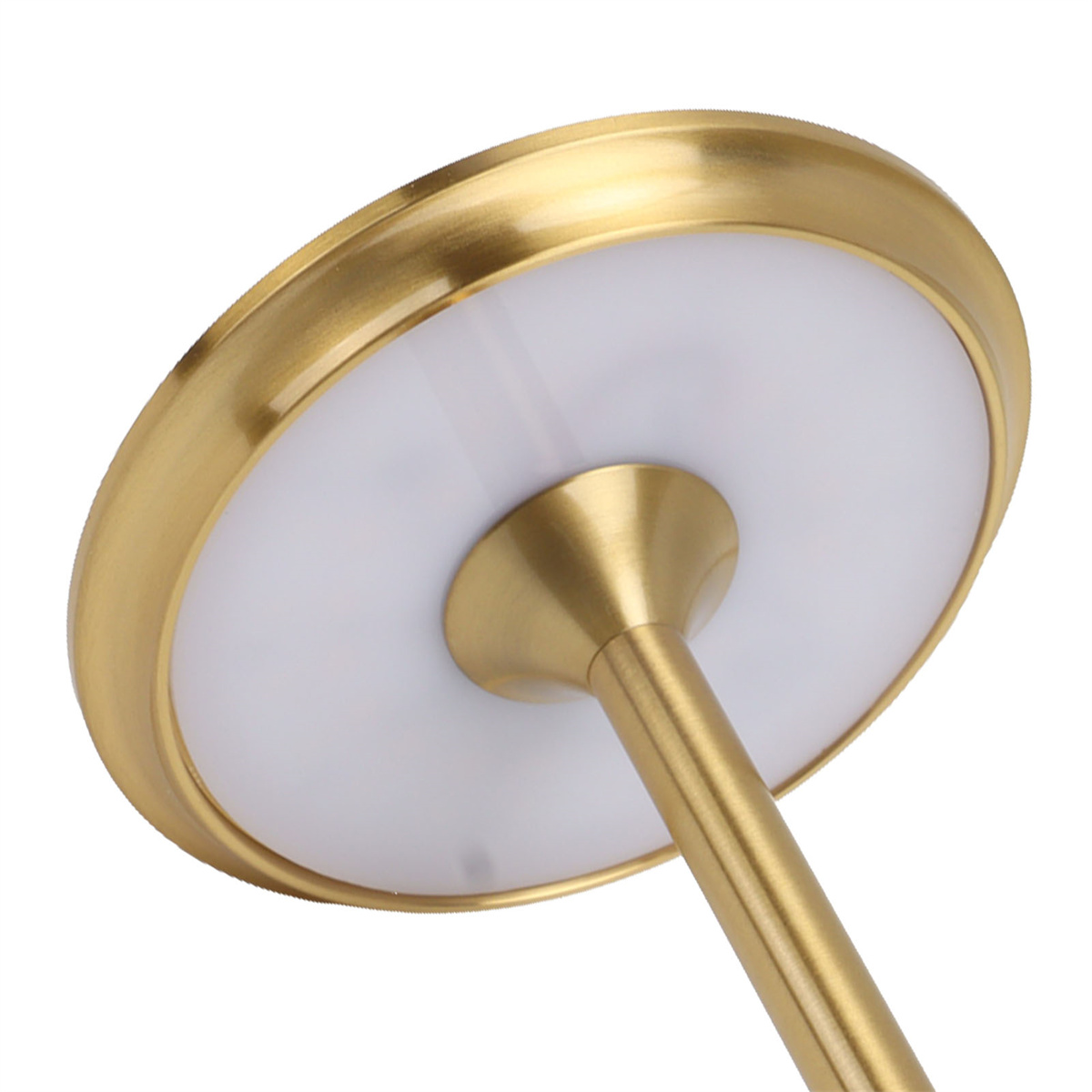 Eine goldfarbene, kreisförmige Lampe mit weißem Licht, von unten betrachtet.