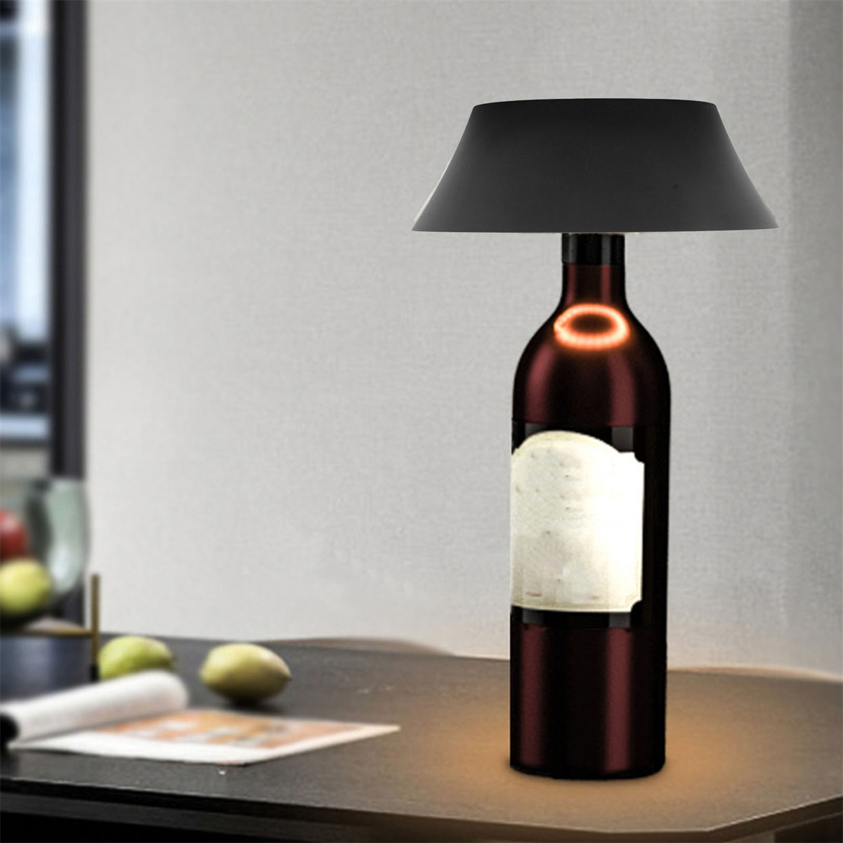 Eine Lampe aus einer Weinflasche mit schwarzem Lampenschirm. Sie steht auf einer dunklen Oberfläche.