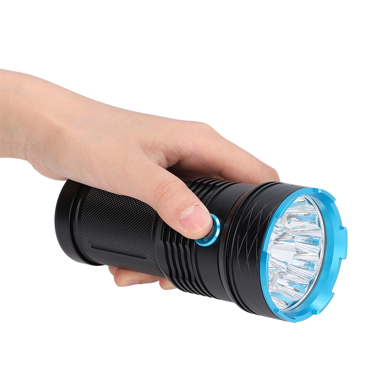 Eine Hand, die eine schwarze Taschenlampe mit blauen und silbernen Akzenten hält.