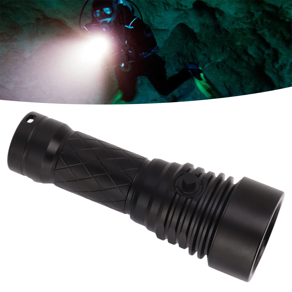 Schwarze Taschenlampe mit hellem Lichtstrahl, Unterwasser-Tauchszene im Hintergrund.