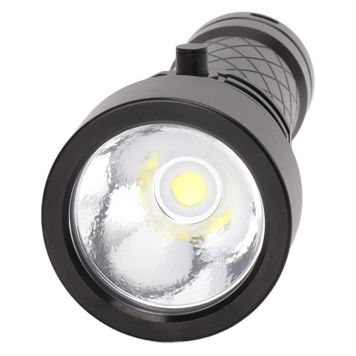 Schwarze Taschenlampe mit hellem weißem Licht, das aus der Linse austritt.