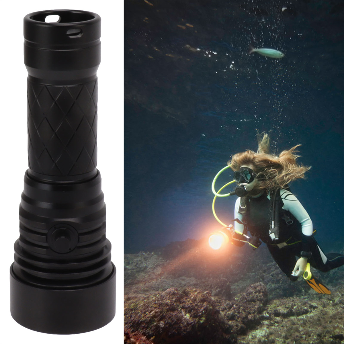 Eine schwarze Taschenlampe neben einem Taucher unter Wasser. Der Taucher hält eine leuchtende Taschenlampe.
