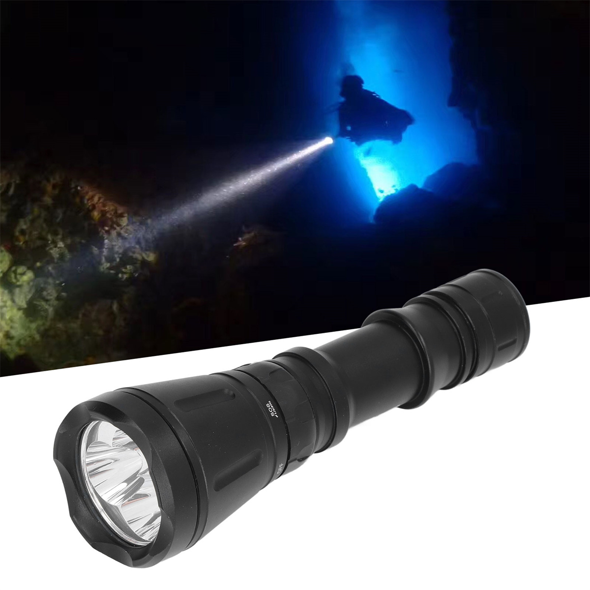 Eine schwarze Unterwasser-Taschenlampe mit einem Taucher im Hintergrund.