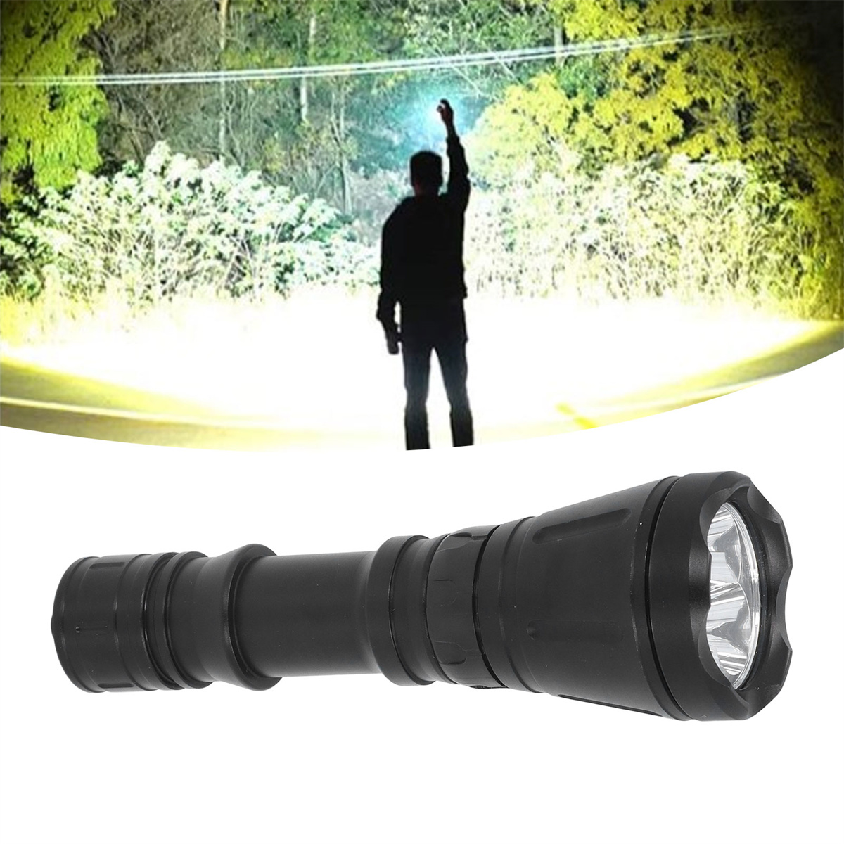 Eine schwarze Taschenlampe im Vordergrund und ein Mann mit erhobenem Arm im Hintergrund.