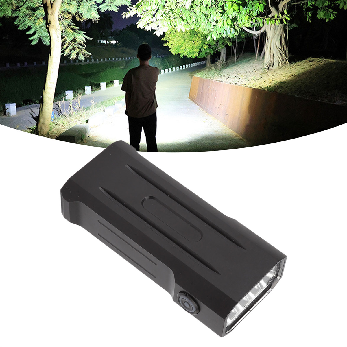 Eine schwarze Taschenlampe, die auf eine Person zeigt, die auf einem Gehweg steht.