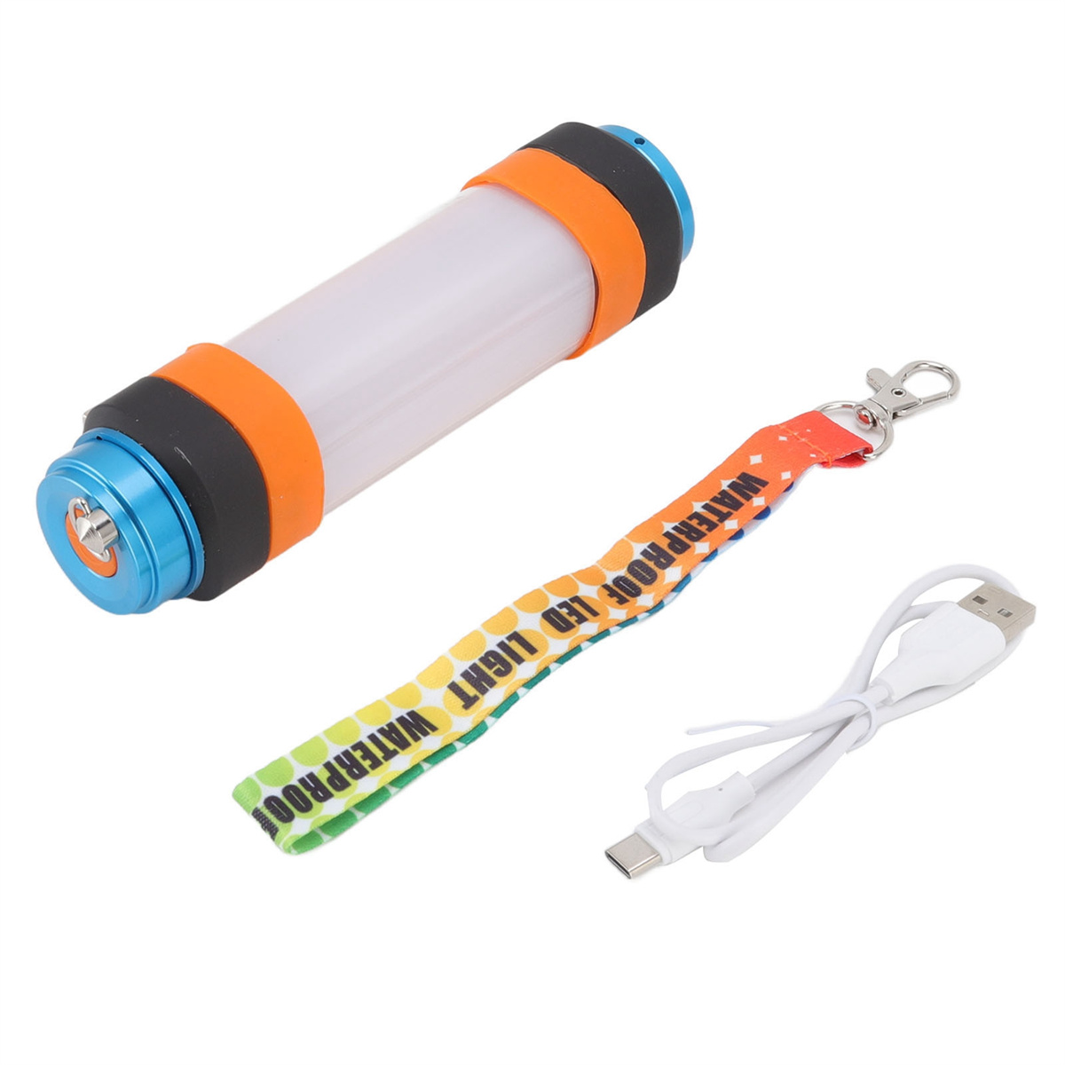 Eine weiße und orangefarbene Taschenlampe mit Lanyard und USB-Kabel. Schwarze Details.