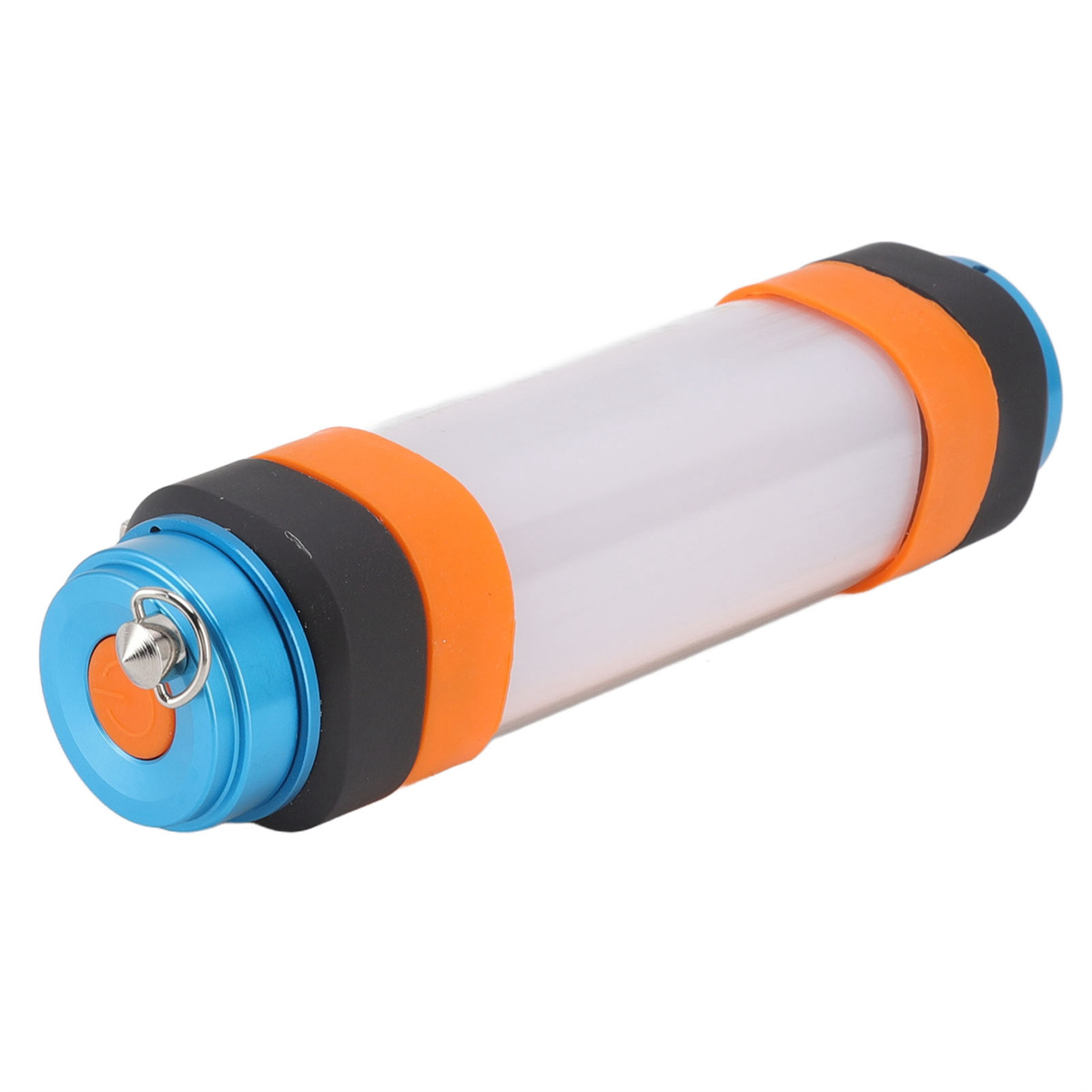 Zylindrische Campinglampe mit orangefarbenen und schwarzen Bändern, blauem Sockel und Knopf, isoliert auf Weiß.