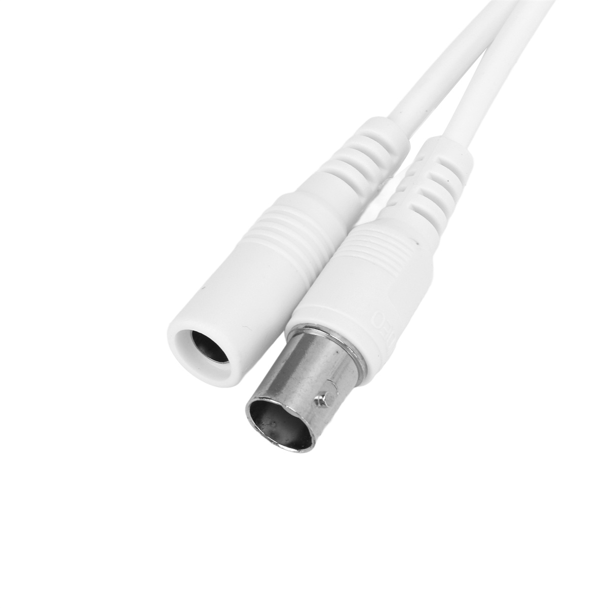Weißes Kabel mit zwei Enden, eines für die Stromversorgung, das andere mit Metallanschluss.