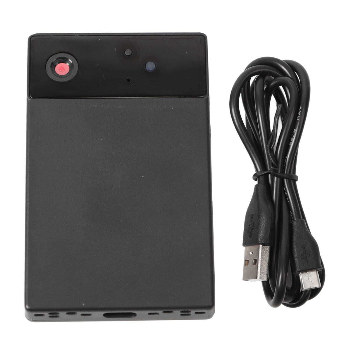 Eine schwarze Kamera mit einem Kabel daneben.