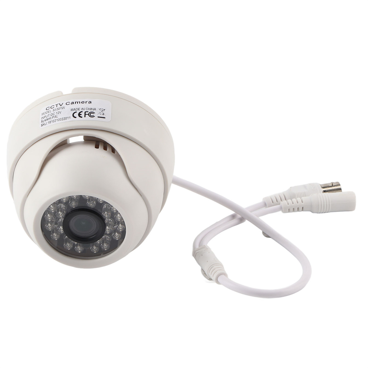 Weiße CCTV-Kamera mit zwei weißen Kabeln und einem weißen Stecker.