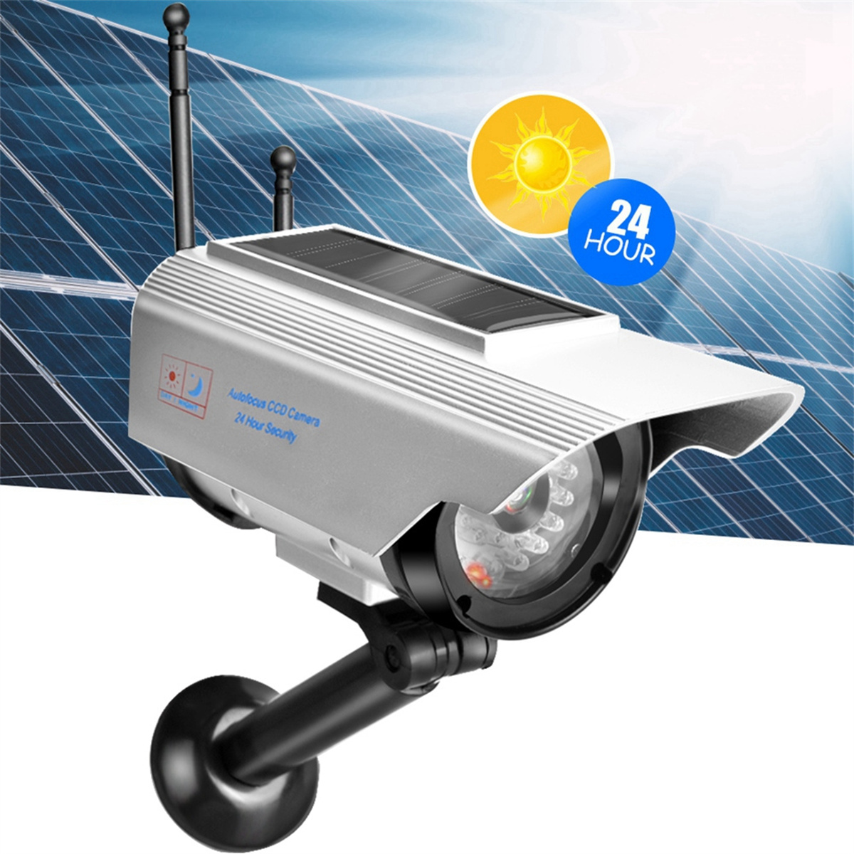 Silberne Überwachungskamera mit Solarpanel, Antenne und 24-Stunden-Symbol, vor einem Solarpanel-Hintergrund.