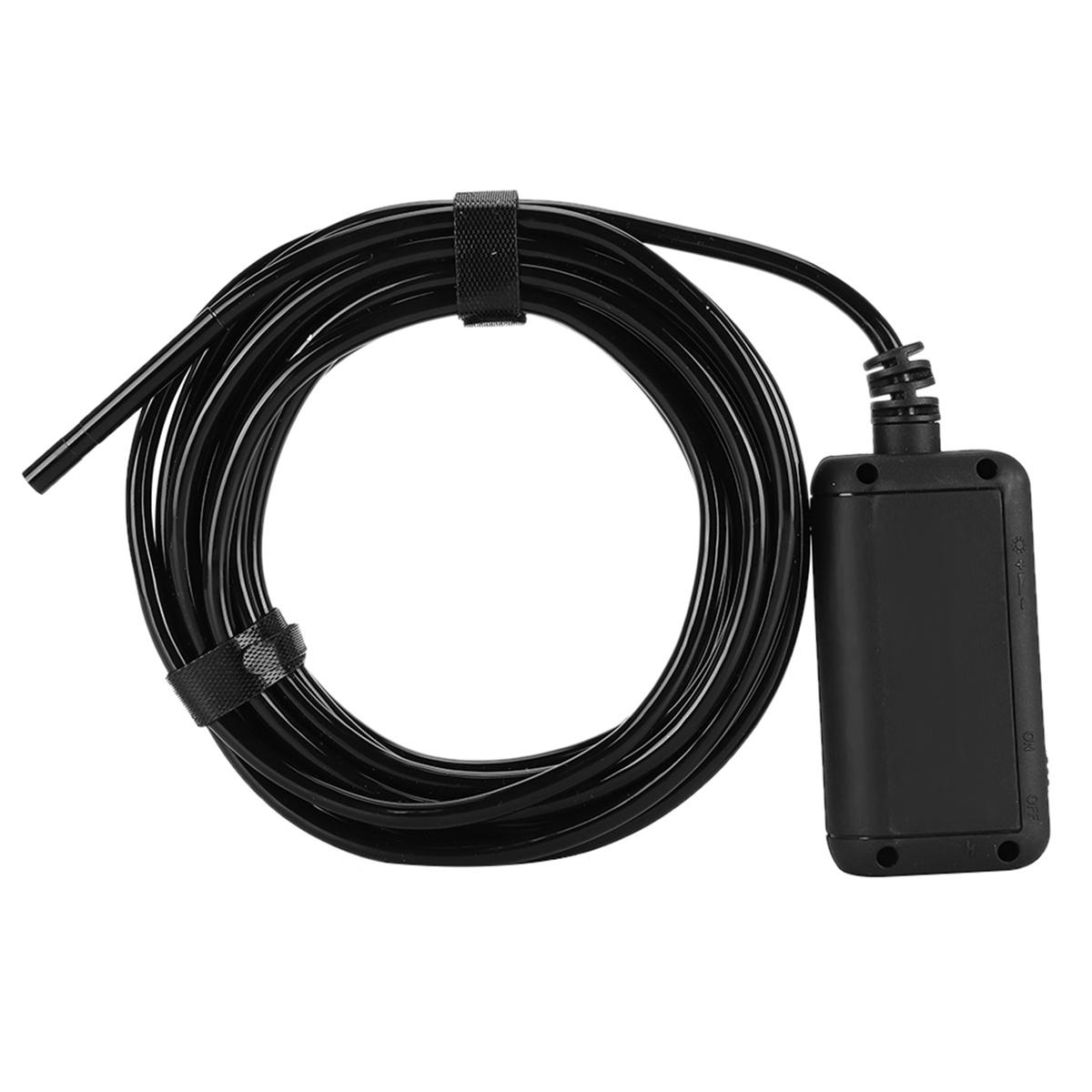 Schwarzes Spiralkabel mit kleiner schwarzer Box, auf weißem Hintergrund. Das Kabel ist gewellt.