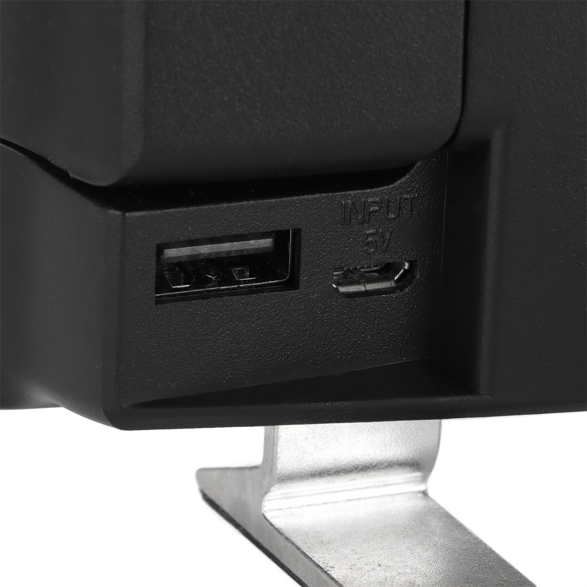 Nahaufnahme eines Geräts mit Eingangsanschlüssen, einschließlich USB und kleinerem Anschluss.